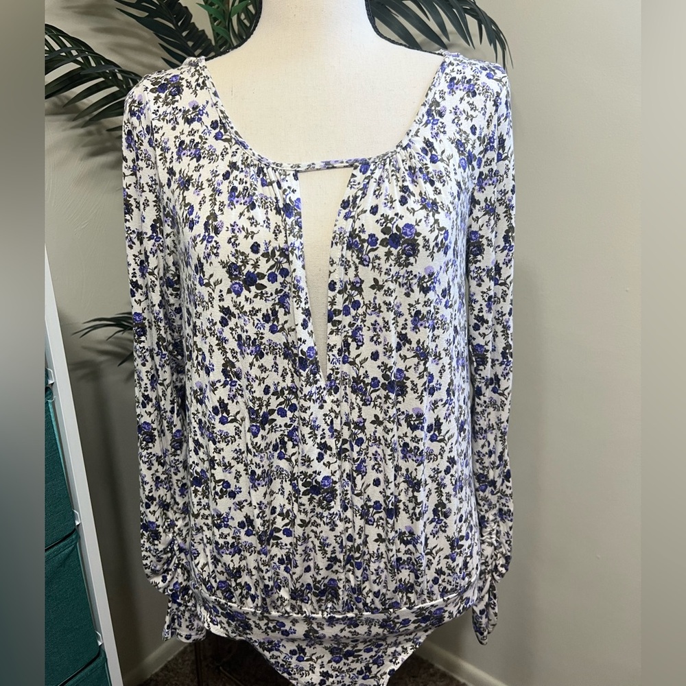 Free People white and purple floral print vneck bodysuit (s)
